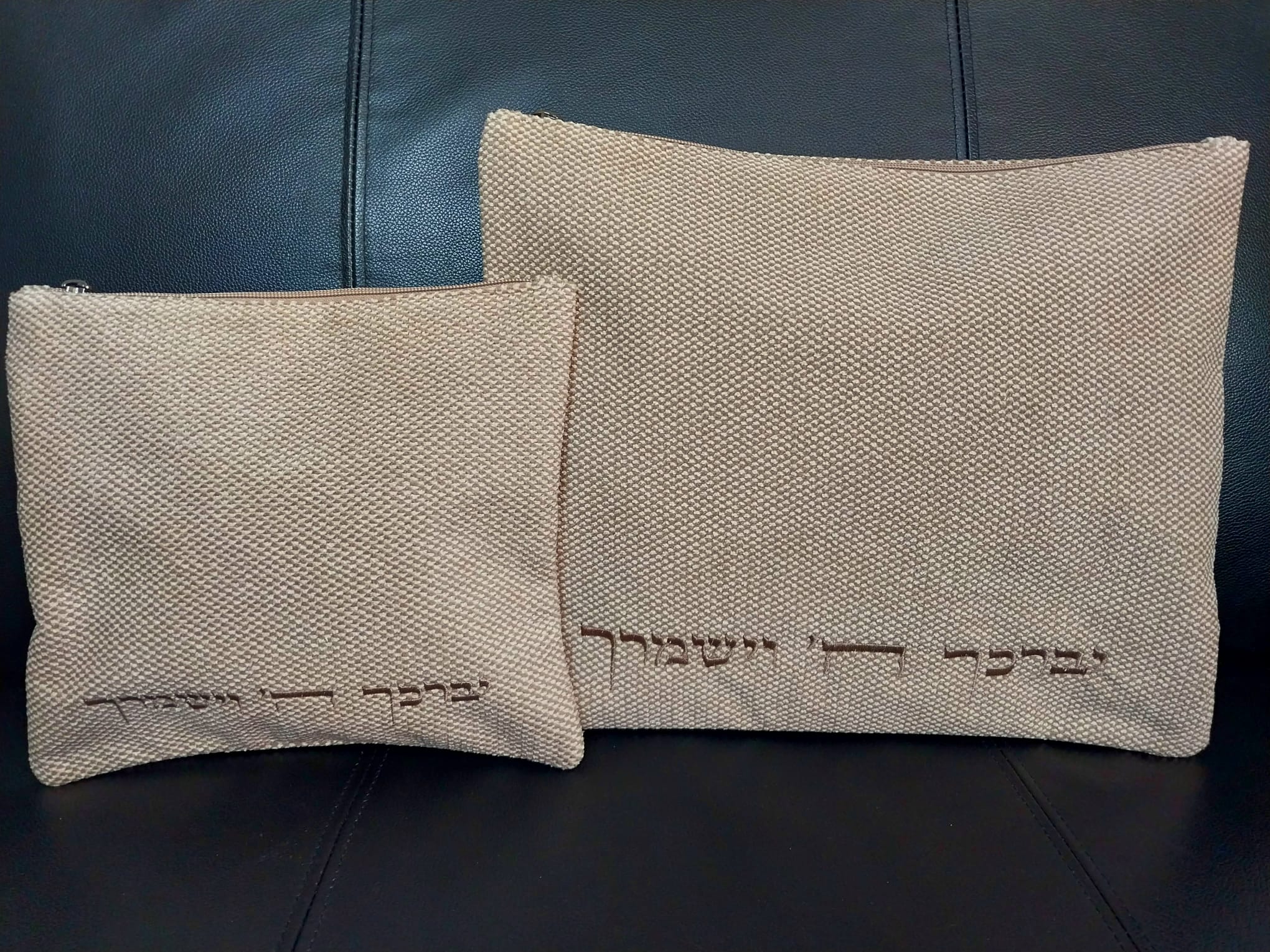 כיסוי לטלית ותפילין עם שם – בד חום בהיר