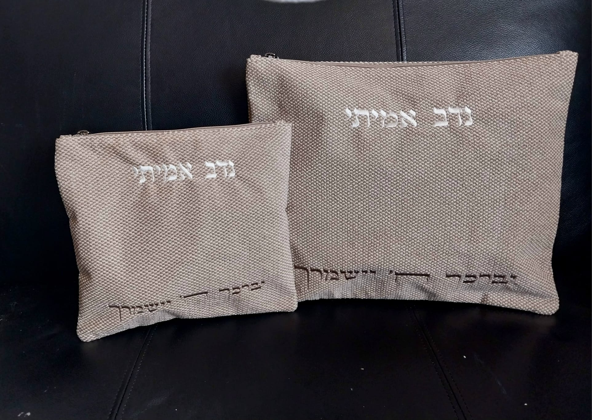כיסוי לטלית ותפילין עם שם – בד חום בהיר