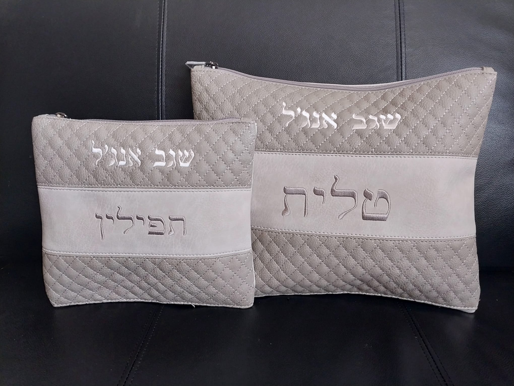 כיסויים לתפילין וטלית – מעוין אבן כהה עם שם