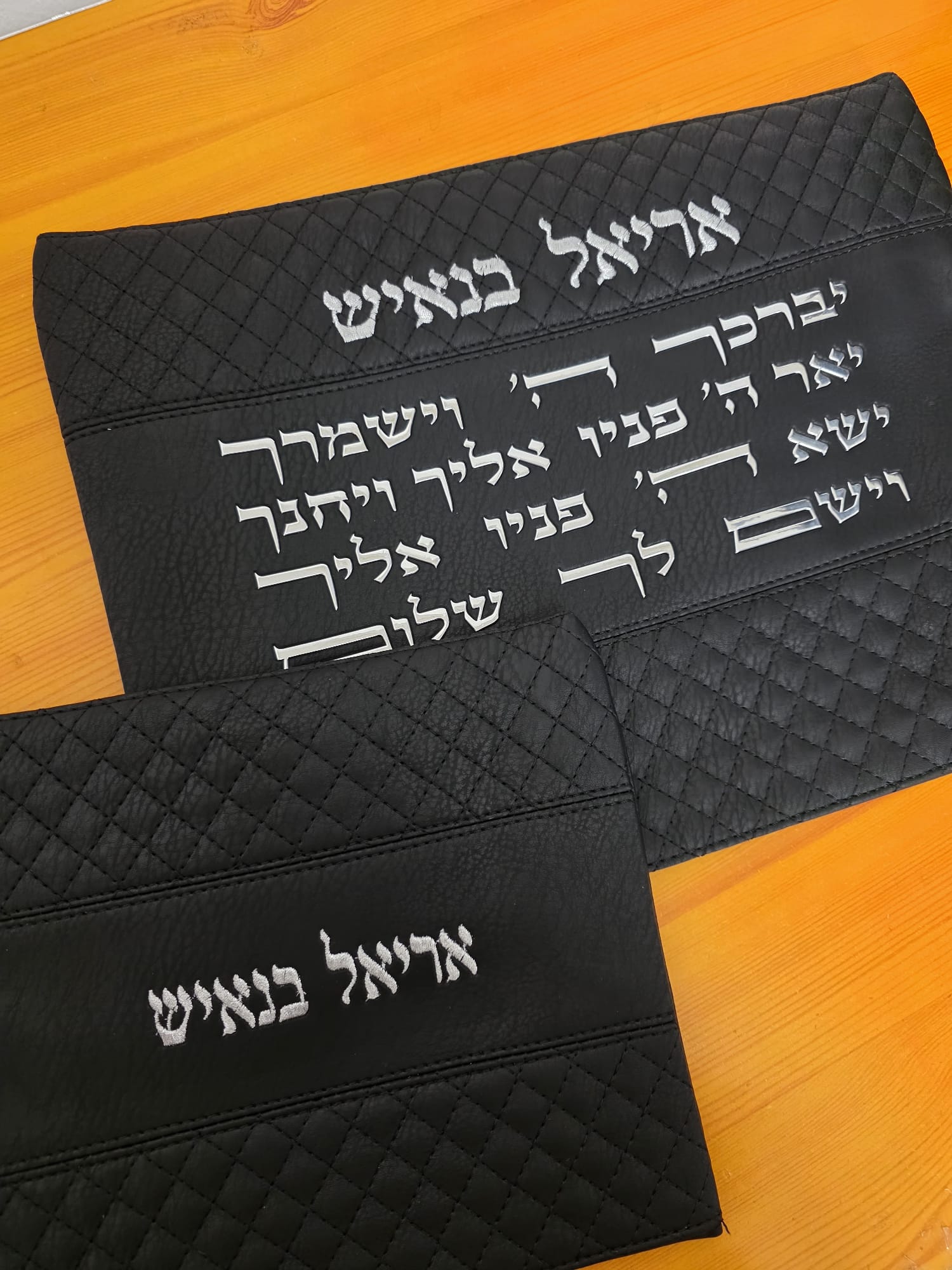 כיסוי לתפילין וטלית עם שם – שחור אותיות בולטות