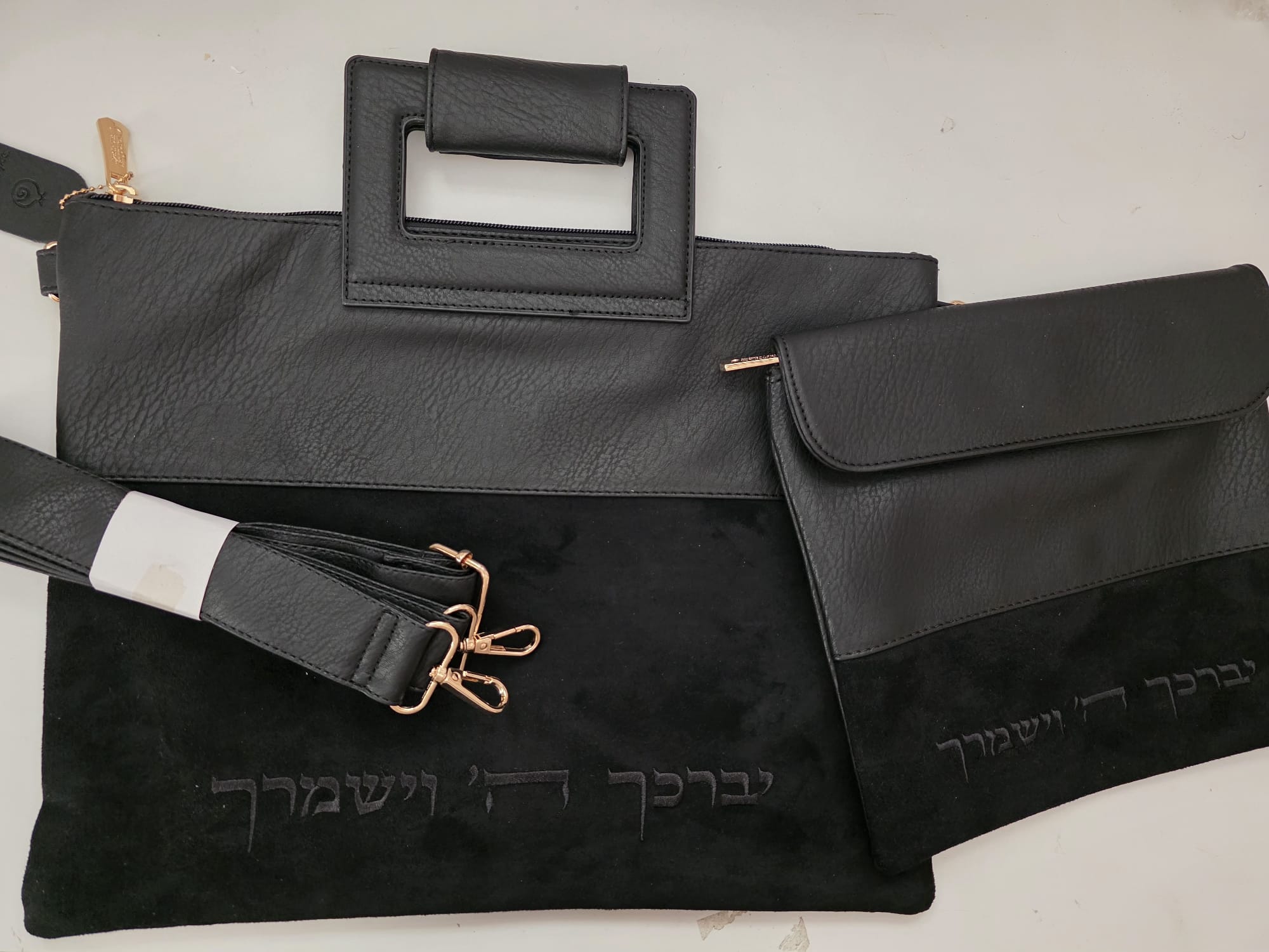 תיק לטלית ותפילין – יברכך קטיפה ודמוי עור שחור